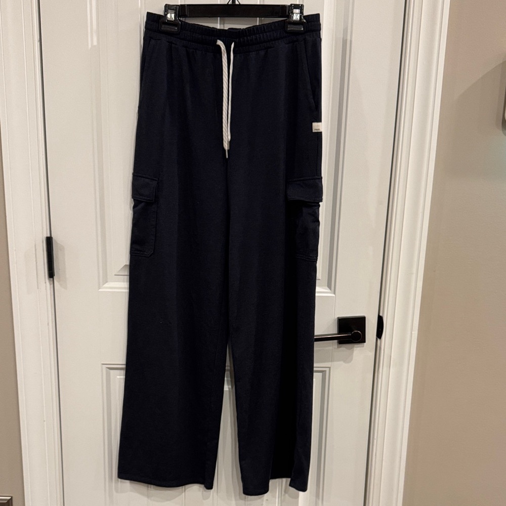 Vuori Women’s Halo Essential Wide Leg Cargo Pants in Midnight Heather - Medium